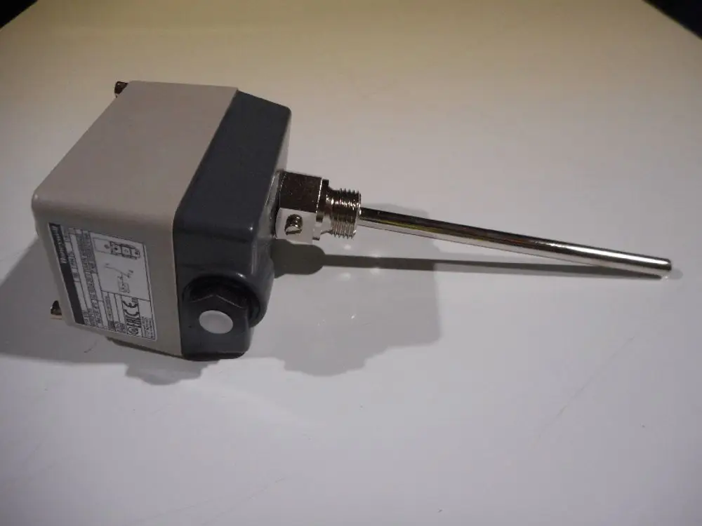 Temperatursensor von Remeha mit einem Metallfühler, der an einem Gehäuse befestigt ist. Die Anschlussstelle ist über ein Gewinde mit der Einheit verbunden.